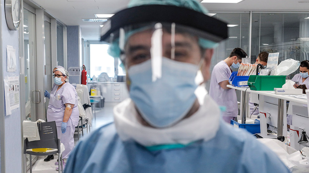 Un trabajador sanitario totalmente protegido mira a la cámara en la UCI del Hospital Arnau de Vilanova donde atienden a pacientes con coronavirus, en Valencia, Comunidad Valenciana, (España), a 24 de abril de 2020.

24 ABRIL 2020;COVID19;CORONAVIRUS;EPIDEMIA;PANDEMIA;HOSPITAL VILANOVA;VALENCIA

24/4/2020