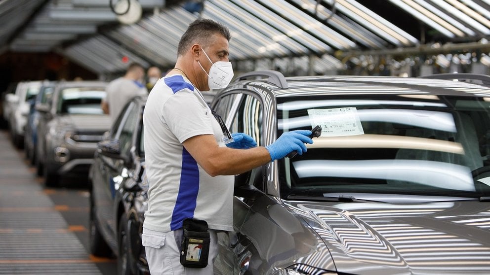 Un empleado de Volkswagen Navarra, con sus equipos de protección individual colocados, durante el desarrollo de su trabajo en el taller de Montaje. VW NAVARRA.