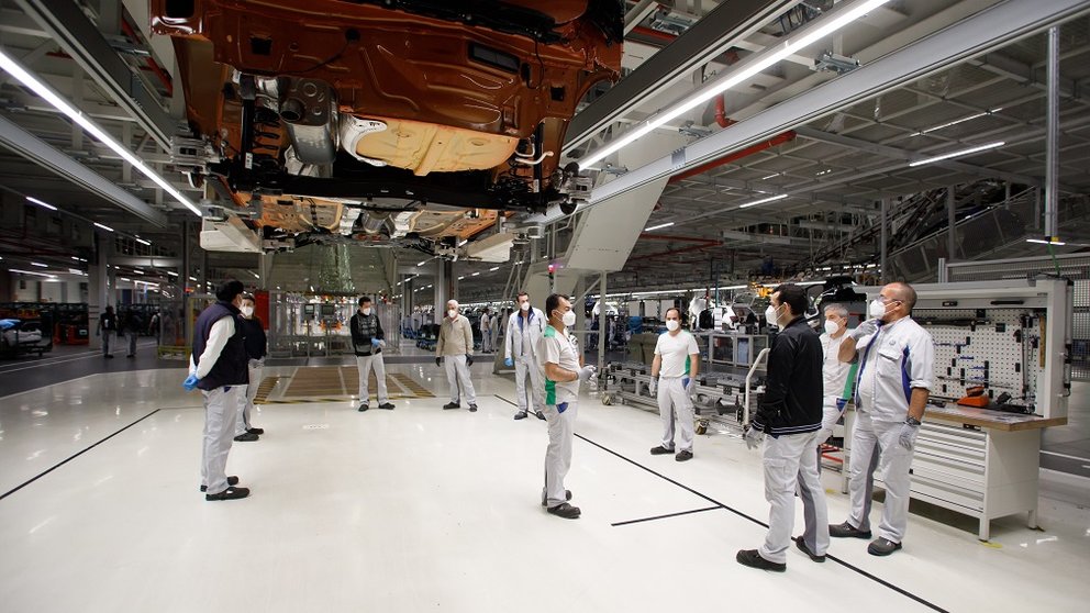 Un grupo de trabajadores de Montaje recibe formación de prevención y seguridad por parte de su mando. VW NAVARRA