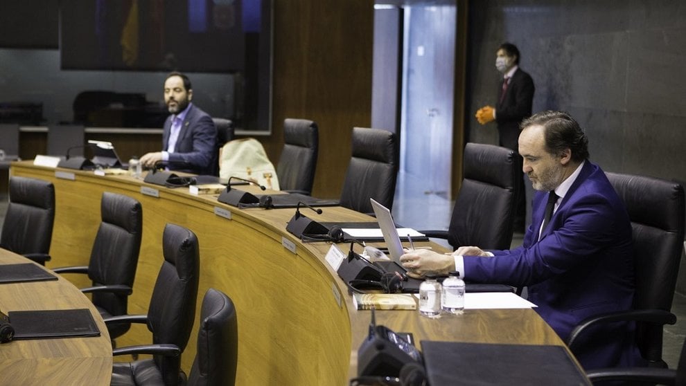 Ramón Alzórriz (PSN) y Javier Esparza (Navarra Suma) en el Salón de Plenos del Parlamento de Navarra - PARLAMENTO DE NAVARRA