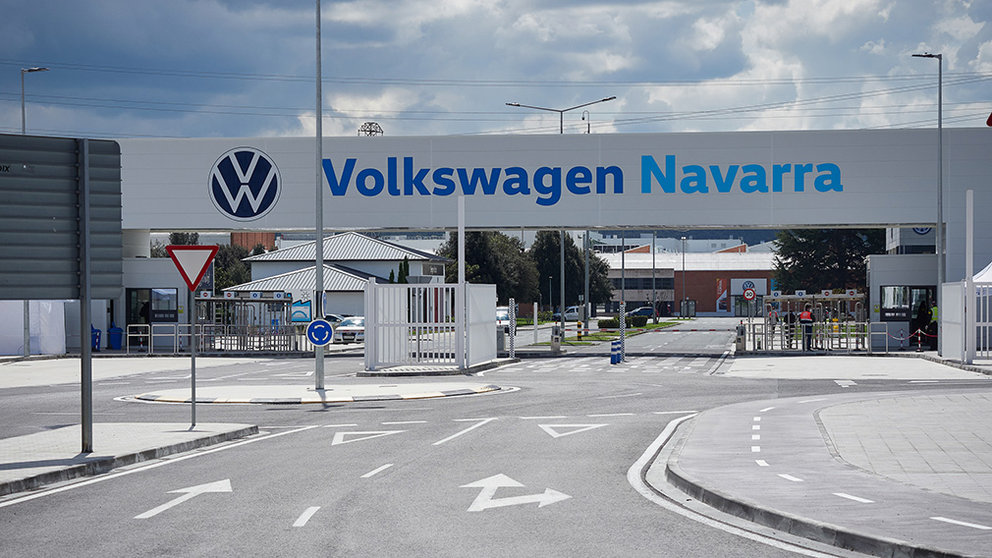 Vista de la puerta principal de la fábrica de Volkswagen Navarra. ARCHIVO