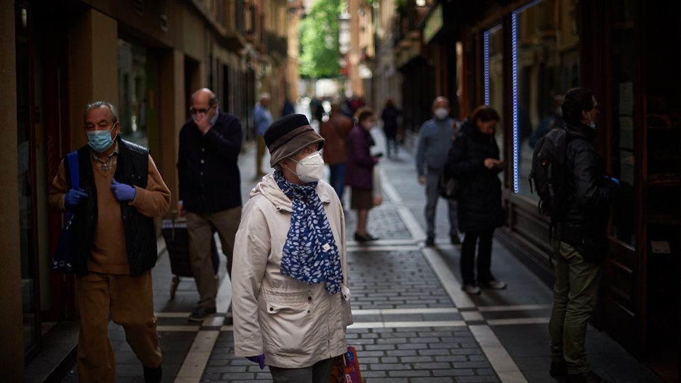 Las calles del casco viejo llenas de gente con mascarilla durante la crisis por coronavirus en Pamplona. Miguel Osés