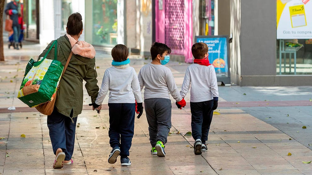 Una madre y sus hijos tras hacer la compra durante la crisis del coronavirus en España. EFE/ JAVIER BELVER
