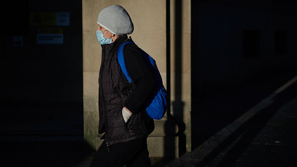 Una mujer camina con mascarilla un día después de que el Gobierno anunciara las medidas de desescalada por la pandemia del coronavirus, en Pamplona (Navarra) a 29 de abril de 2020.

CORONAVIRUS;COVID-19;PANDEMIA;ENFERMEDAD;

29/4/2020