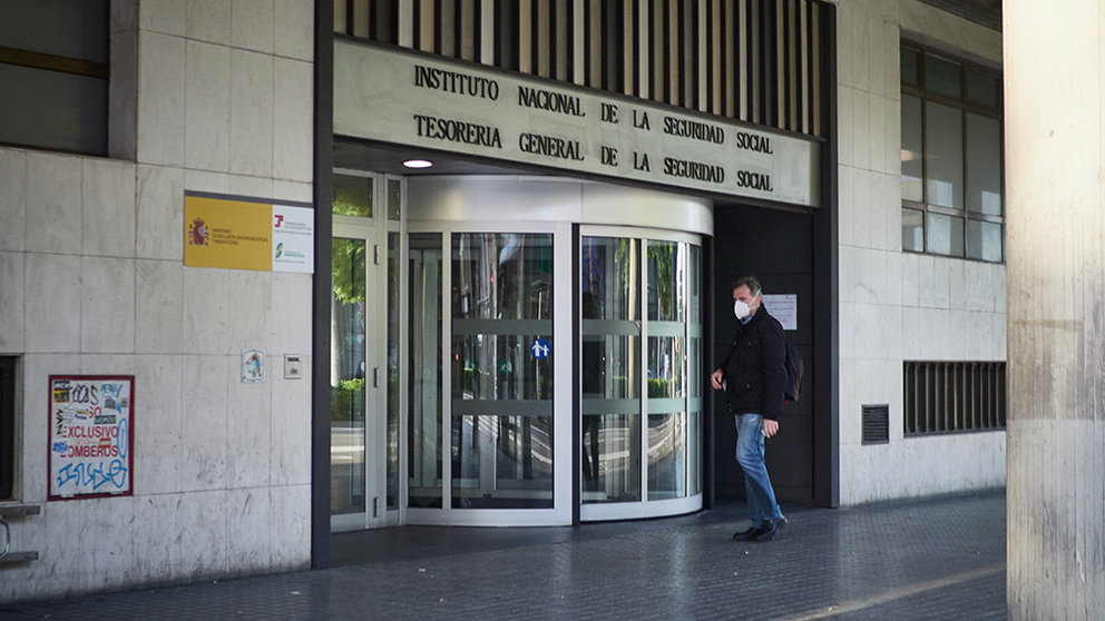 Un hombre con mascarilla entra al Instituto Nacional de la Seguridad Social un día después de que el Gobierno anunciara las medidas de desescalada por la pandemia del coronavirus, en Pamplona (Navarra) a 29 de abril de 2020.

CORONAVIRUS;COVID-19;PANDEMIA;ENFERMEDAD;

29/4/2020
