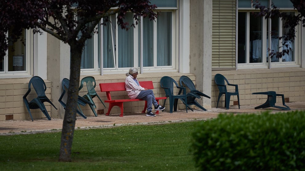 Una mujer descansa en unas sillas en la residencia de mayores de El Vergel durante la crisis del coronavirus en Pamplona. Miguel Osés