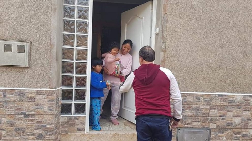 Personal del Ayuntamiento de Fustiñana entrega paquetes de chuches a los niños de la localidad durante el confinamiento. CEDIDA