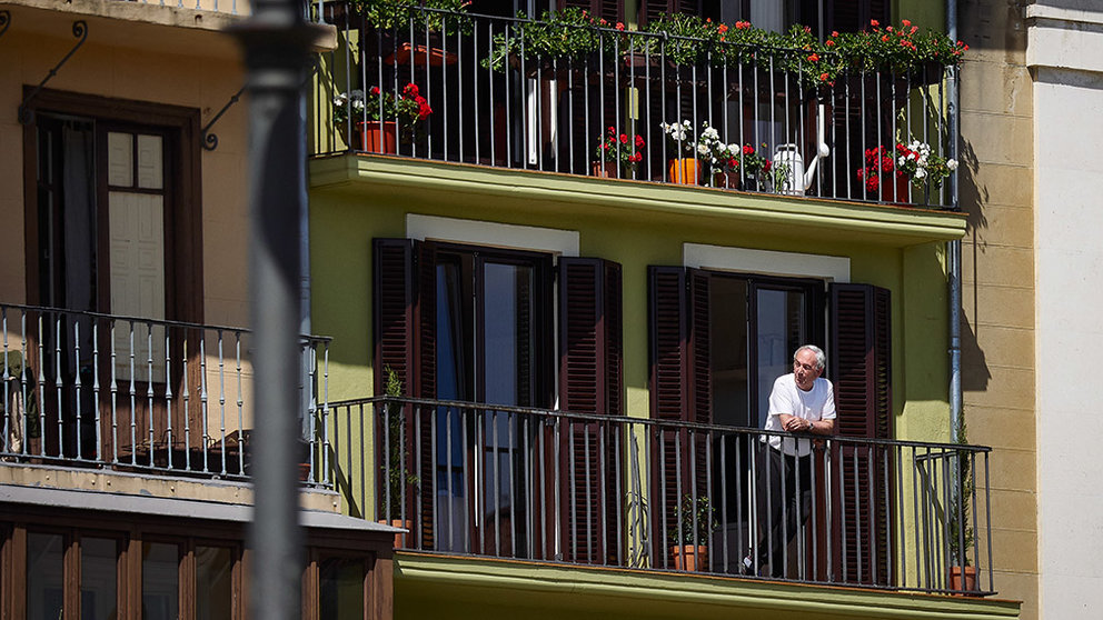 Un hombre mayor observa la Plaza del Castillo de Pamplona desde su balcón en el segundo día de desconfinamiento de las medidas adoptadas por el Gobierno de España según el Estado de Alarma por COVID-19. En Pamplona, Navarra, a 3 de mayo de 2020.