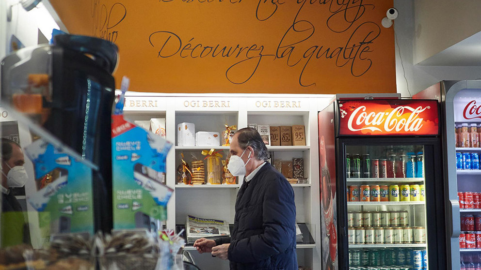 Un hombre con mascarilla compra en un supermercado de Pamplona un día después de que el Gobierno anunciara las medidas de desescalada por la pandemia del coronavirus, en Pamplona (Navarra) a 29 de abril de 2020. - Eduardo Sanz - Europa Press.