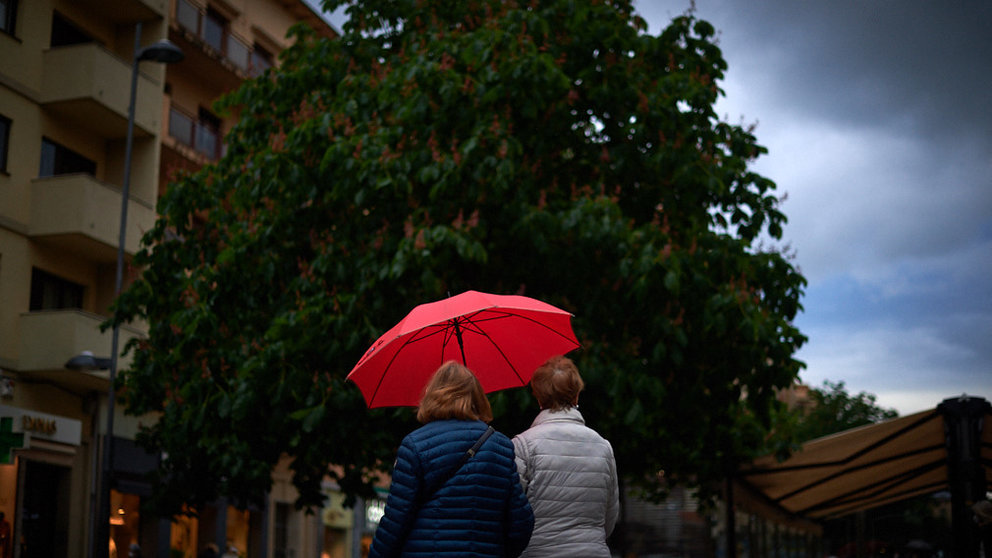 La lluvia cae en la capital navarra durante la crisis del coronavirus. Miguel Osés