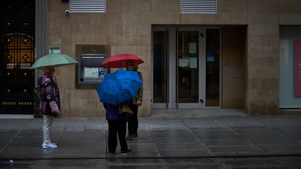 La lluvia cae en la capital navarra durante la crisis del coronavirus. Miguel Osés