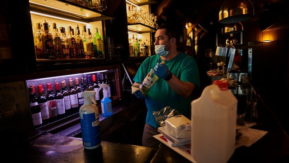 Santos Muñoz propietario del Bar Baviera durante el proceso de desinfección antes de abrir las puertas durante la fase 1 de desescalada. PABLO LASAOSA