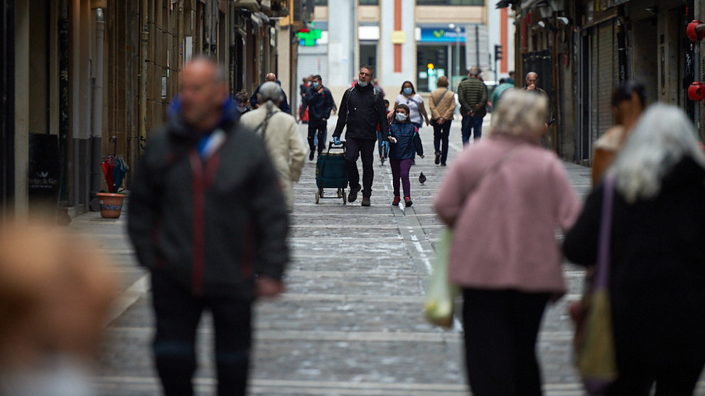 Varias personas caminan por la calle Estafeta durante la crisis del coronavirus en Pamplona. Miguel Osés