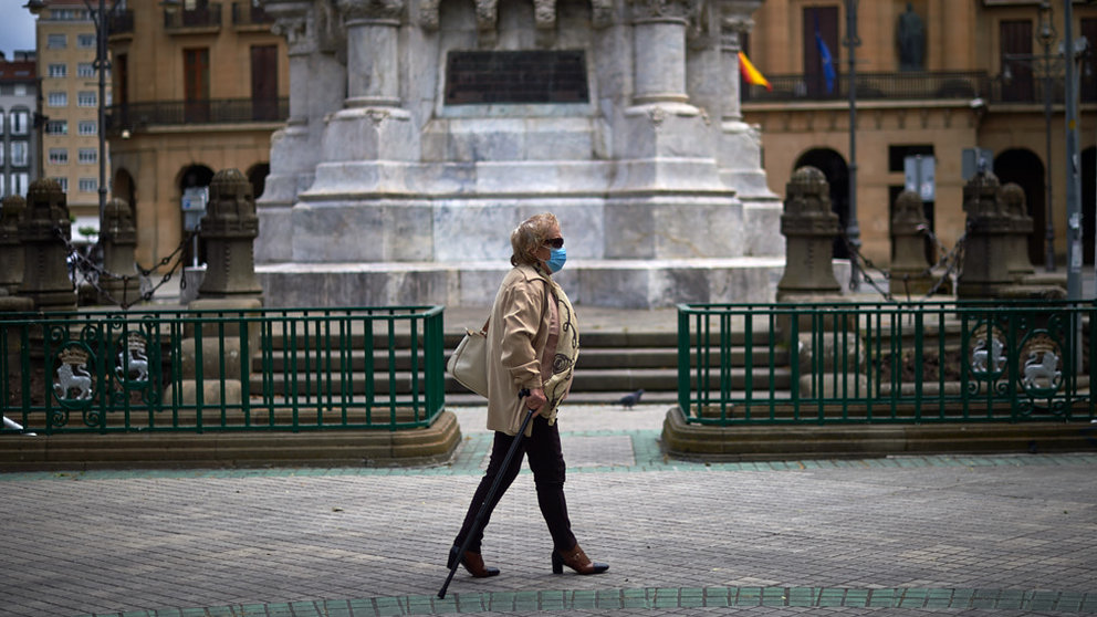 Una mujer con mascarilla camina por el Paseo Sarasate durante la crisis del coronavirus en Pamplona. Miguel Osés