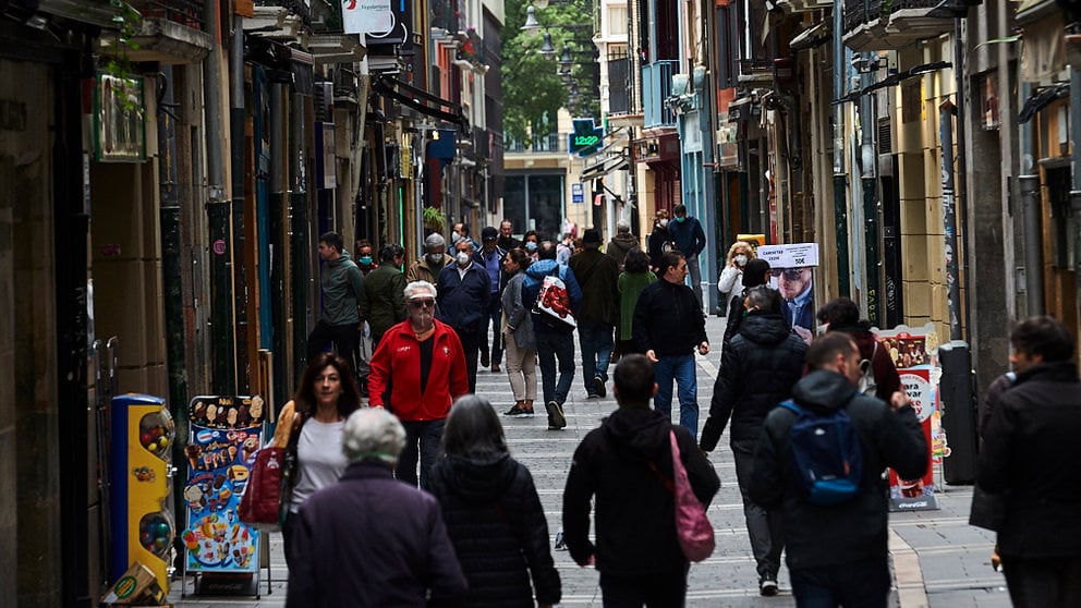 Varias personas caminan por la calle San Nicolás de Pamplona durante la crisis del coronavirus. PABLO LASAOSA