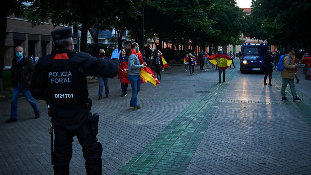 Decenas de Pamplona se manifiestan frente a la sede del PSN en contra del Gobierno de Sánchez. PABLO LASAOSA