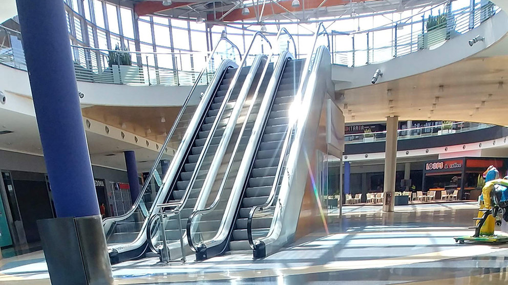 Escaleras eléctricas en el centro comercial Itaroa de Huarte. Cedida.