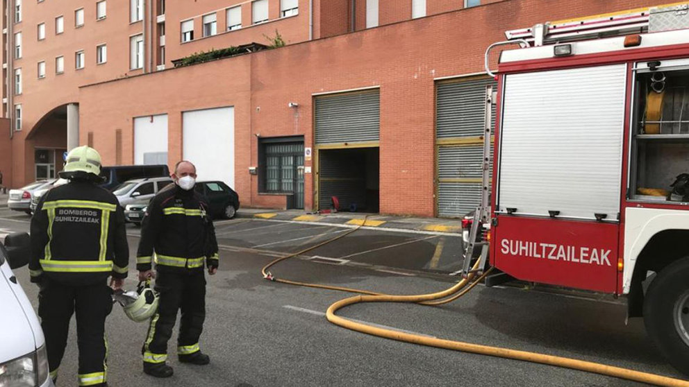 Bomberos trabajan en la extinción de un incendio en un garaje de Pamplona BOMBEROS DE NAVARRA