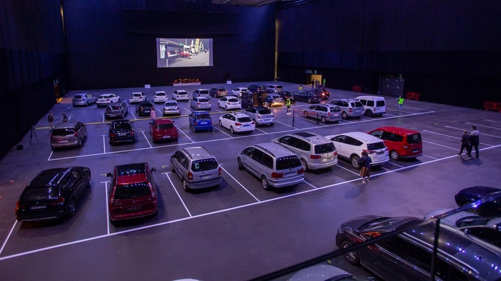 La pista del pabellón Navarra Arena con la mayoría de los coches ya dispuestos para ver la película en la primera sesión. NAVARRA ARENA
