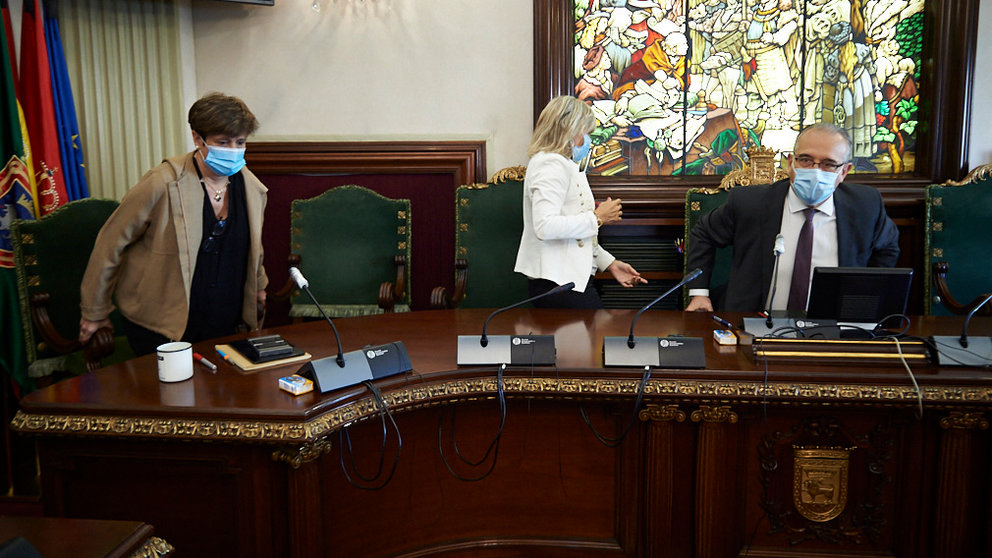 Ana Elizalde (i), María Caballero (c) y el alcalde de Pamplona, Enrique Maya, acceden al salón de plenos. PABLO LASAOSA