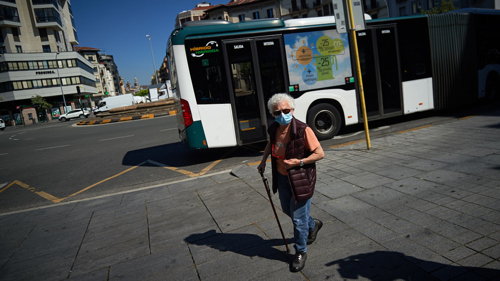 Una mujer con mascarilla en la Plaza de Merindades durante la crisis del coronavirus en Pamplona. MIGUEL OSÉS