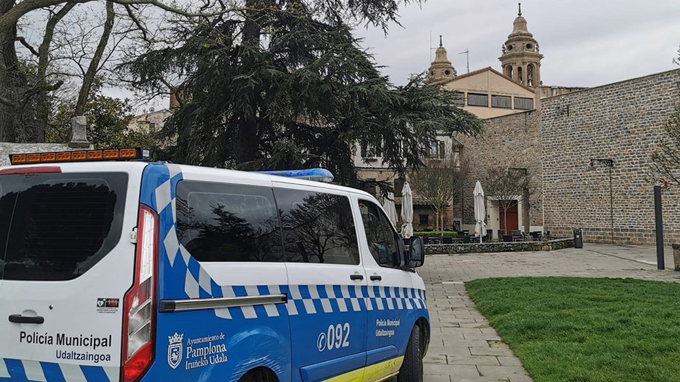 Policía Municipal controla la zona del Caballo Blanco, en Pamplona. CEDIDA