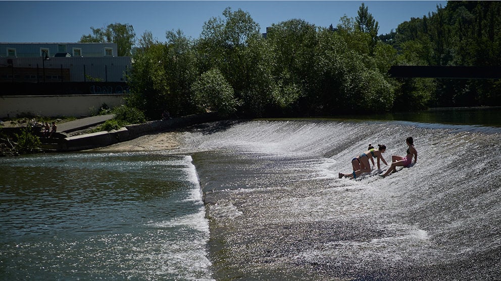 Bañistas disfrutan del agua en el río Arga durante la Fase 2 de la desescalada en Pamplona, cuando se permite el baño en ríos y riachuelos, siempre y cuando se cumplan las medidas para preservar la salud y la seguridad, donde la distancia a guardar tanto en la orilla como en el agua debe ser de dos metros. En Pamplona, Navarra (España), a 29 de mayo de 2020.

29 MAYO 2020;RIO ARGA;PAMPLONA;NAVARRA;FASE 2;DESESCALADA;COVID19

29/5/2020