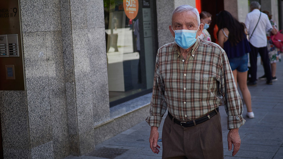 Un hombre protegido con mascarilla pasea por las calles de Pamplona. EUROPA PRESS