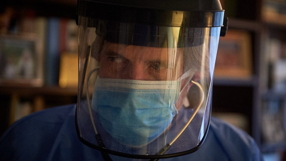 El médico de atención primaria, Angel Parra, con la la pantalla protectora durante una visita médica en un domicilio. Miguel Osés