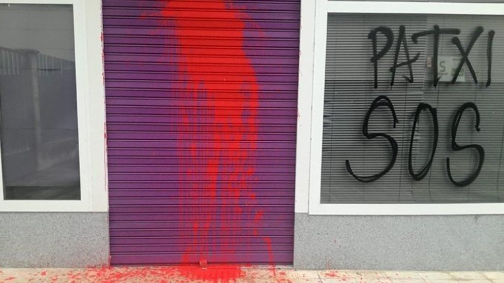 Fachada de la sede de Podemos, en el barrio de  la Rochapea, que ha sido atacada con pintura esta madrugada. MIKEL BUIL