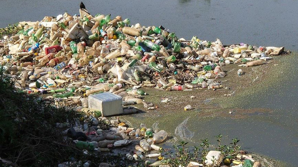 Imagen de archivo de un río lleno de basura. ARCHIVO