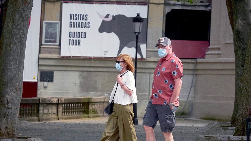 Dos turistas pasean delante de un cartel de "Visitas guiadas" no la imagen de un toro durante el primer fin de semana de fase 2 en la desescalada de la pandemia por coronavirus COVID19. En Pamplona, Navarra, España, a 31 de mayo de 2020.

Dos turistas pasean delante de un cartel de "Visitas guiadas" no la imagen de un toro durante el primer fin de semana de fase 2 en la desescalada de la pandemia por coronavirus COVID19. En Pamplona, Navarra, España, a 31 de mayo de 2020.


31/5/2020
