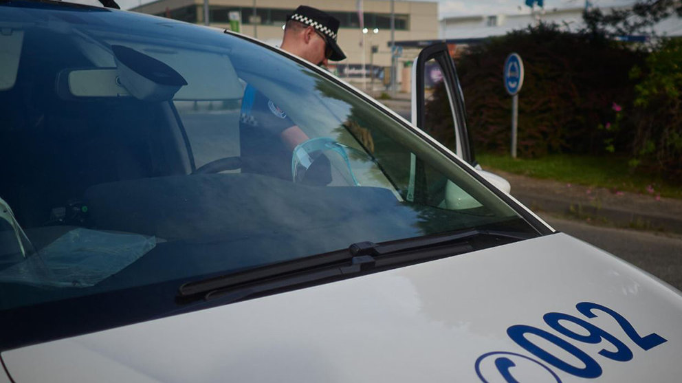 Un agente de la Policía Municipal de Pamplona, durante una intervención EUROPA PRESS
