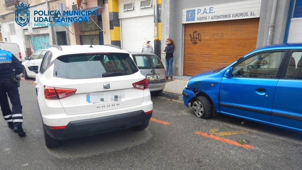 El coche accidentado tras chocar contra otros tres vehículos en Pamplona y cuyo conductor dio positivo en alcohol. POLICÍA MUNICIPAL DE PAMPLONA