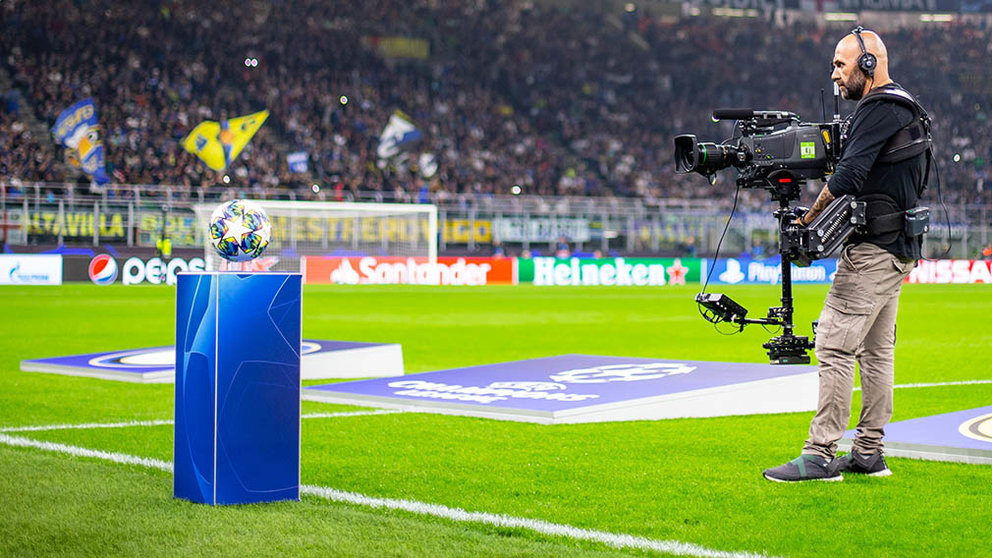 Una cámara de televisión durante la retransmisión en directo de un partido de fútbol. ARCHIVO / EUROPA PRESS