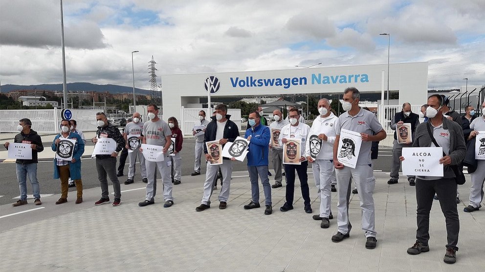 El comité de empresa de Volkswagen Navarra se concentra en apoyo de los trabajadores de Nissan y Alcoa. - EUROPA PRESS