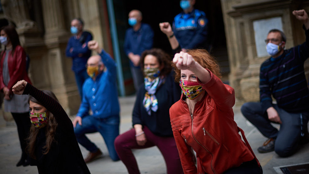 Concejales del PSN y Bildu en el Ayuntamiento de Pamplona se arrodillan durante un acto en memoria de George Floyd, asesinado en Estados Unidos y que ha provocado una ola social de rechazo en todo el mundo. MIGUEL OSÉS
