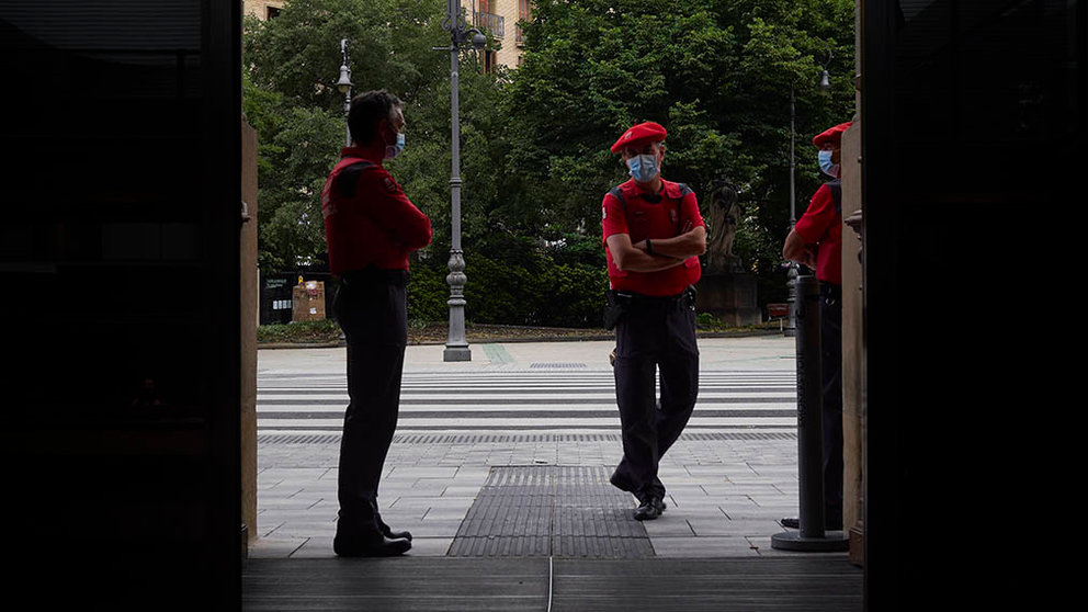 Agentes de la Policía Foral vigilan la entrada al Parlamento de Navarra donde se está celebrando una sesión plenaria, en Pamplona, Navarra (España) a 4 de junio de 2020.

04 JUNIO 2020 POLÍTICA;MEDIDAS POLÍTICAS;PLENO;PARLAMENTO REGIONAL;CORTES DE NAVARRA

4/6/2020