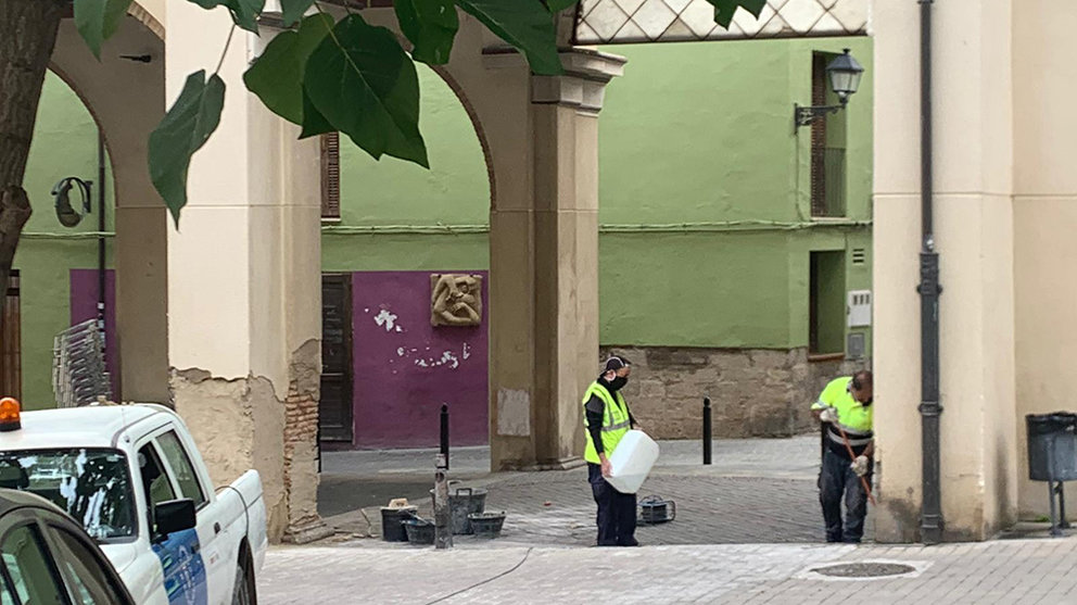 Trabajo de la brigada municipal de Tudela en la plaza Yehuda Ha-Leví. Cedida.