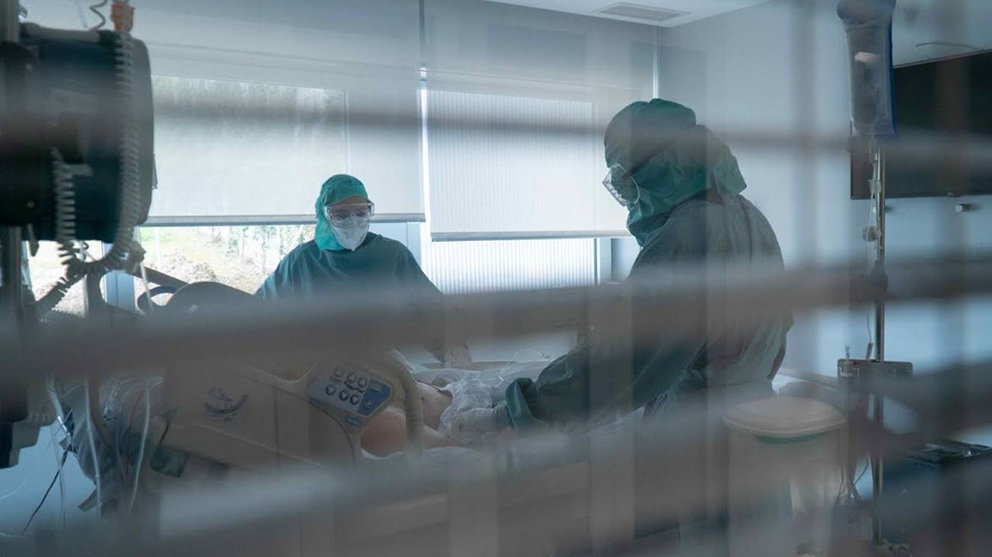 Personal sanitario atiende a un paciente en la Clínica Universidad de Navarra en Madrid CEDIDA