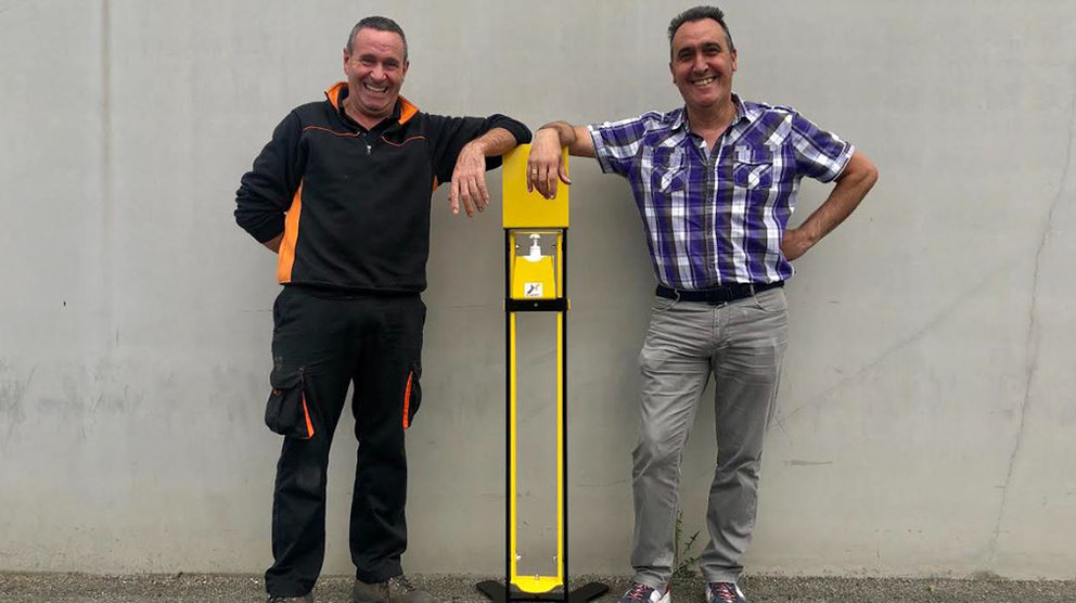 Juan Carlos Urdín (izquierda) y Héctor Aguerri (derecha) junto al nuevo producto de Escaleras Aguerri CEDIDA