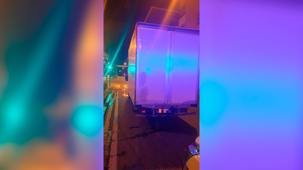 La Policía Municipal de Pamplona ha localizado a un conductor borracho de un camión dormido en un semáforo en verde POLICÍA MUNICIPAL