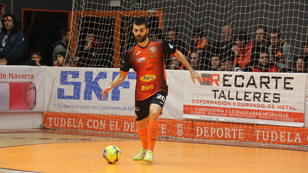 David Pazos con la camiseta del Ribera Navarra en el polideportivo de Tudela. Cedida.