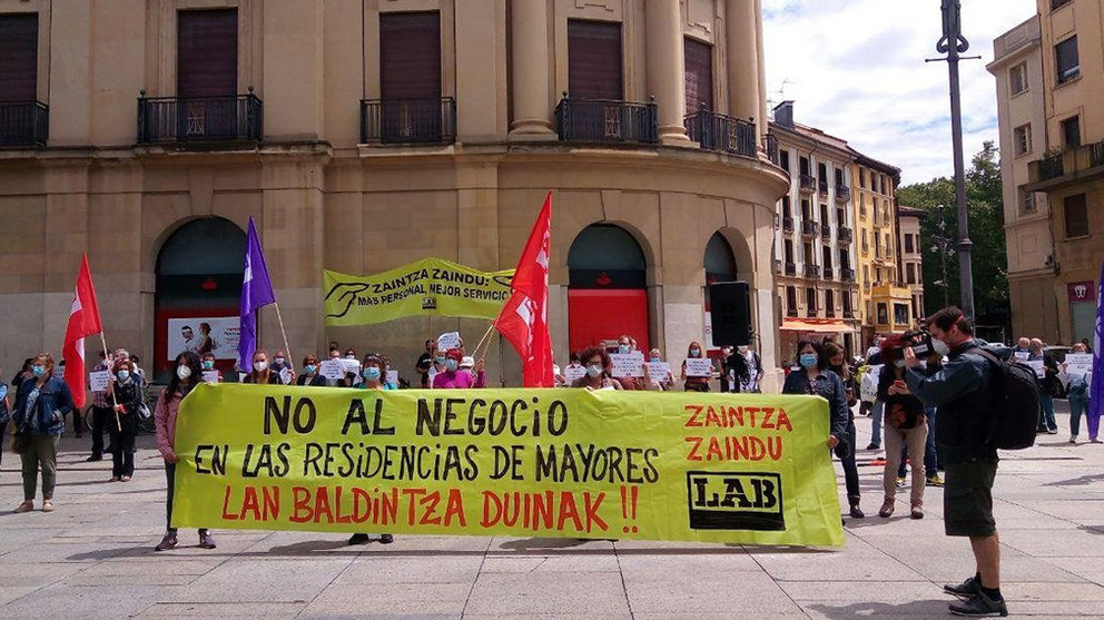 Concentración de LAB en Pamplona para pedir uan red de residencias públicas. - LAB. Europa Press.