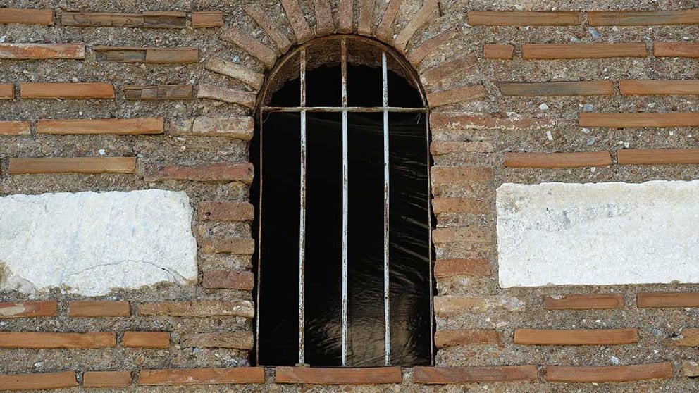 Imagen de la ventana de una vieja cárcel.