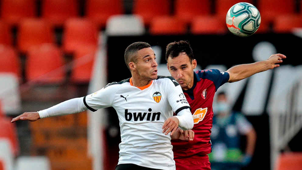 El delantero del Valencia CF Rodrigo Moreno (i), disputa el balón frente al defensa del Osasuna Unai García (d), durante el encuentro correspondiente a la jornada 30 de primera división disputado esta tarde en el estadio de Mestalla de València. EFE/ Biel Aliño