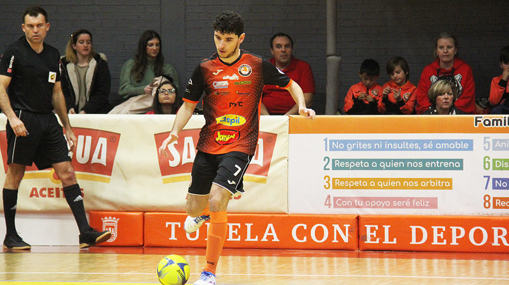 El jugador catalán Nil Closas con la camiseta del Ribera Navarra en el pabellón Ciudad de Tudela. Cedida.