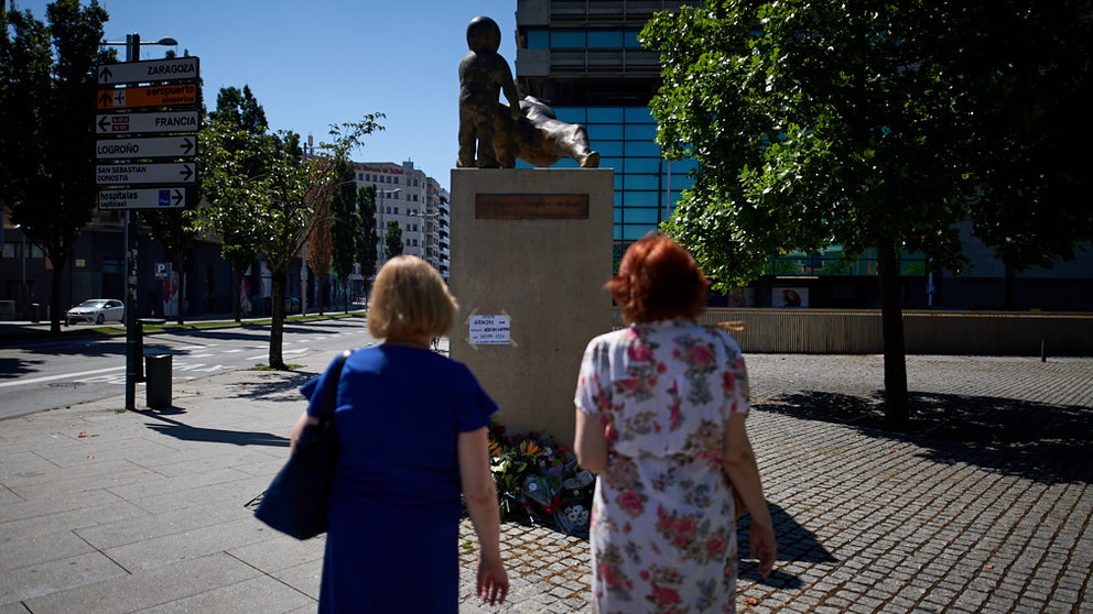 Homenaje a las victimas del terrorismo en el monumento de la Plaza del Baluarte bajo el lema verdad memoria dignidad y justicia. MIGUEL OSÉS