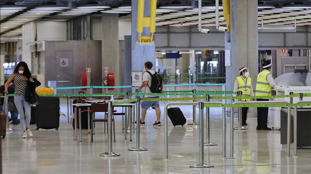 Pasajeros caminan, antes de rellenar un formulario, a su llegada al Aeropuerto de Madrid-Barajas Adolfo Suárez, como medida de control de los casos sospechosos de coronavirus. Jesús Hellín - Europa Press