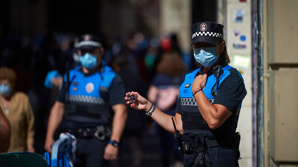 Pamplona se blinda de policía para controlar el aforo de gente por la suspension de los sanfermines de 2020. MIGUEL OSÉS